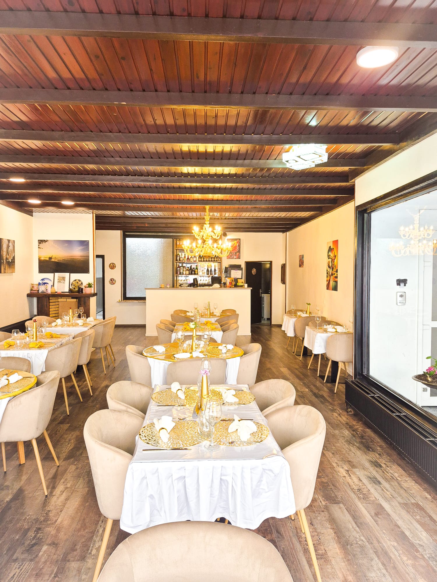 Elegante eetzaal van Dilex met gouden accenten